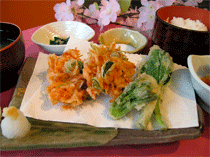 5月おすすめメニュー　桜エビのかき揚げと山菜天ぷら定食