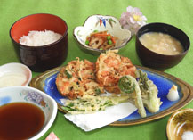 桜エビのかき揚げと山菜の天ぷら定食